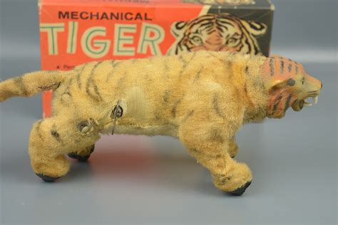 wind up metal tiger toy with fabric springtails|Windup Toy Tiger .